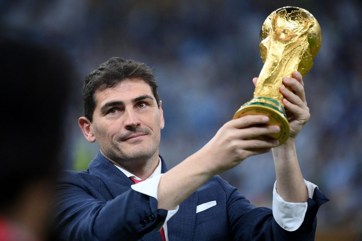 Spain's World Cup-winning goalkeeper Iker Casillas presents the trophy ahead of the Qatar 2022 World Cup football final match between Argentina and France. (Photo by FRANCK FIFE / AFP) 